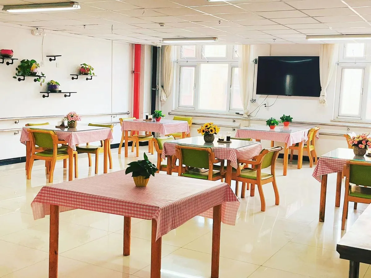 鑫海康养中心营养餐饮区，干净整洁的老人餐厅