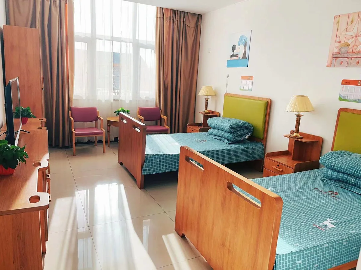 鑫海康养中心居住空间，温馨舒适的老人房间