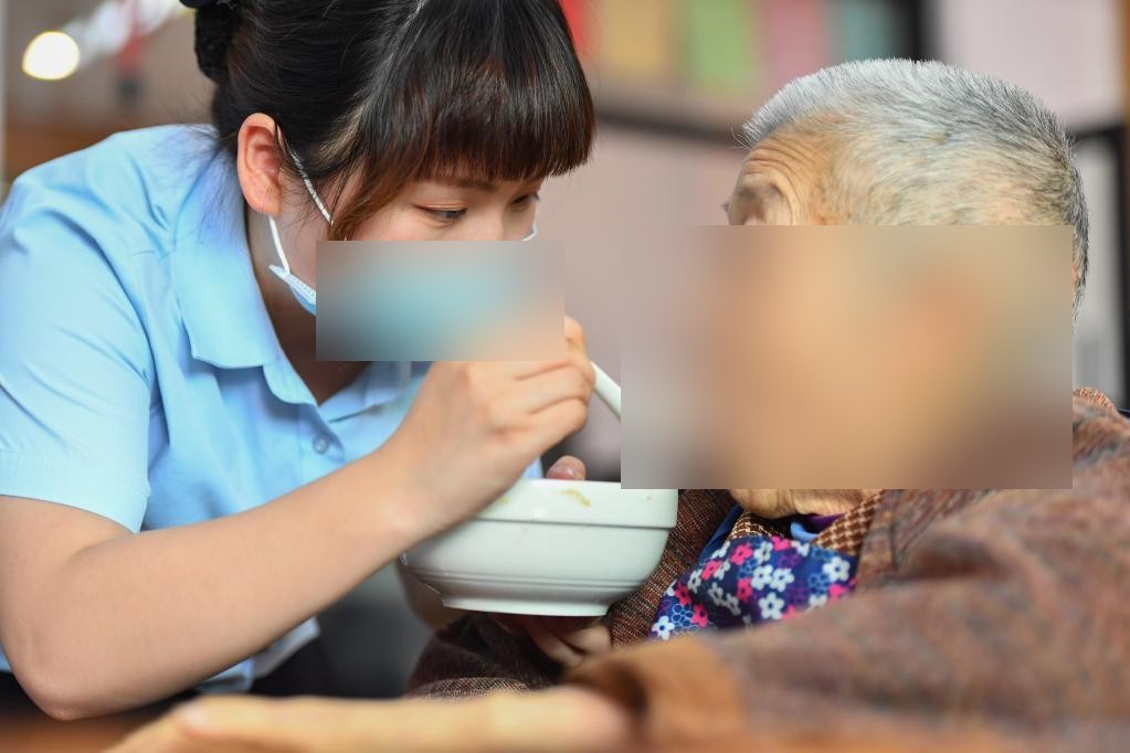 贴心护理：为长者提供专业与温情的双重服务